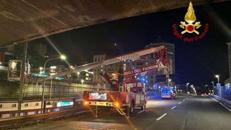 Cade pezzo di intonaco dalla Sopraelevata, l’intervento dei vigili del fuoco