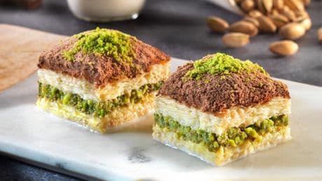 Bu tarifi denemeyen kalmasın: Milföy hamurundan pratik soğuk baklava! Deneyenler başka tatlı yapmıyor
