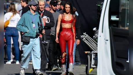 Bella Hadid: Blutüberströmt am Set in Paris