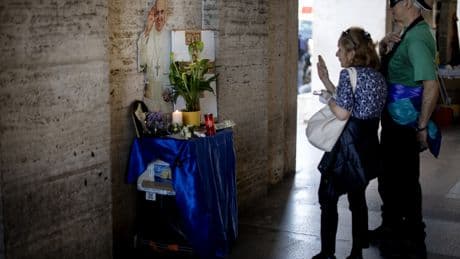 Último adiós de los fieles: Francisco es trasladado a la Basílica de San Pedro para la capilla ardiente