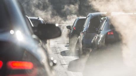 La UE da luz verde definitiva a retrasar a 2027 los objetivos de emisiones de CO2 en coches