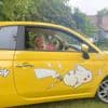 Blitse oma Gisèle (68) trekt aandacht met felgele auto met... Pikachu op: “Als ze me flitsen, zal de politie ook wel even lachen”