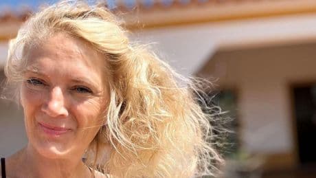 Mirjam (59) emigreerde alleen naar Portugal: ’Ik mis het tuincentrum!’