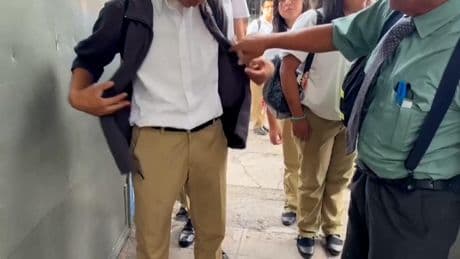 El Salvador prohíbe peinados y vestimentas en las escuelas para “fortalecer la disciplina”
