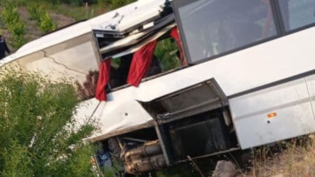Otobüsün camlarını kırıp çıktılar!
