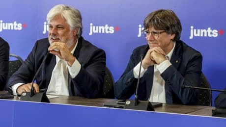 Junts logra que Sánchez haga 'oficial' el catalán en toda España: las empresas tendrán el deber de atender en esa lengua