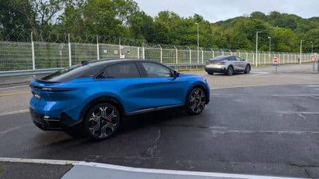 Renault dévoile (en compagnie de Zinedine Zidane) son Alpine A390, la réponse française aux SUV de Porsche