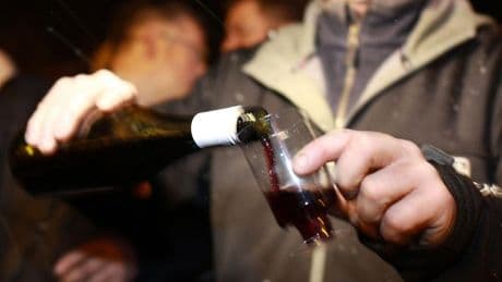 Subir el precio de un vaso de vino o de una caña el 40% reduciría las enfermedades hepáticas