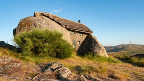 El pueblo que esconde la &#039;casa de &#039;Los Picapiedra&#039;: está cerca del lugar donde nació el primer rey de Portugal