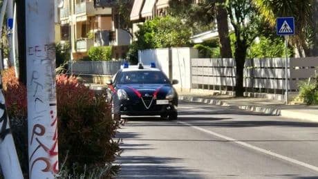 Accoltella la moglie in casa e scappa: i bambini della coppia urlano e danno l'allarme. Lei è grave