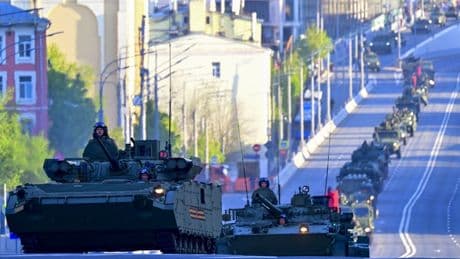 Tanklar Moskova sokaklarında: Rusya'da askeri geçit töreni provası