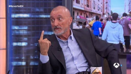 "Se está demoliendo un Estado": la reflexión de Pérez Reverte aplaudida por miles de personas