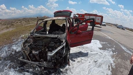 Aksaray'da yanan otomobil hurdaya döndü