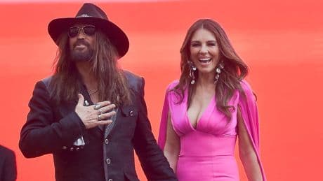 Kann Billy Ray Cyrus auch lachen? - Liz Hurleys knallpinke Pärchen-Premiere