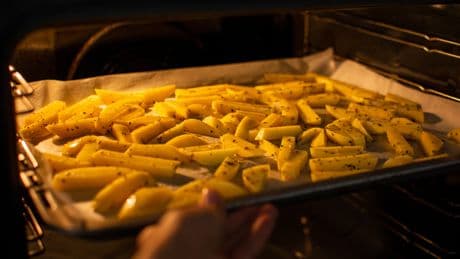 Wie im Restaurant: So werden Ihre Pommes auch Zuhsause perfekt knusprig