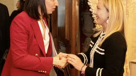 Guerra Iran, Meloni riferisce alle Camere. Tra la premier, Schlein e Conte convergenza su un punto: l'Italia non parteciperà al conflitto neanche con le sue basi