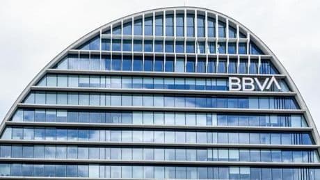 Una asociación de consumidores apoya la opa del BBVA al Sabadell ante el Gobierno