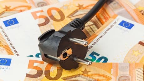 El precio de la luz cae este domingo hasta los 2,21 euros/MWh, su valor más bajo desde el apagón