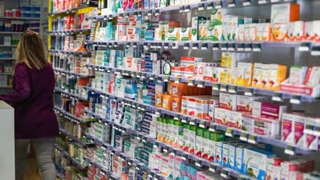 Entre droits de douane et dépendance sanitaire : une UE anesthésiée ? – par Laurent Castillo