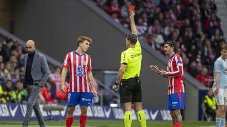 Ante el Alavés, un colegiado de mal recuerdo para Barrios y Griezmann