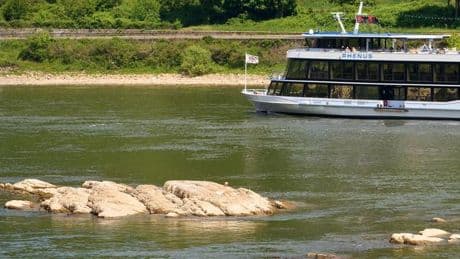 Schifffahrt: Niedrigste Pegelstände seit 40 Jahren für April in Kaub