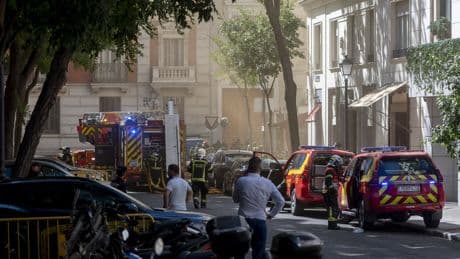 Nueve bomberos heridos, dos de ellos graves, en el incendio de un restaurante en Madrid