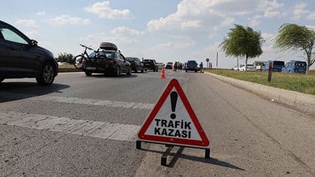 Otomobille traktör çarpıştı: 3 ölü! Feci kazada kurtulan olmadı
