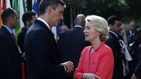 Bruselas avisa de que puede suspender las ayudas a España si la trama del PSOE implica a fondos europeos