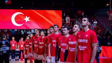 Hedef 24 yıl sonra final: 12 Dev Adam, Eurobasket yarı finalinde Yunanistan'la karşılaşıyor