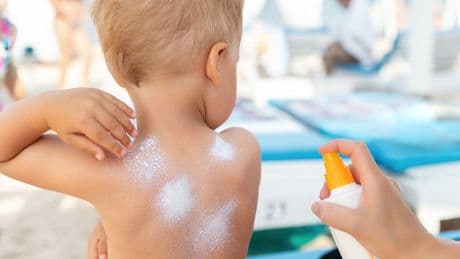 Entre protection UV et pollution des écosystèmes marins, la crème solaire fait des vagues