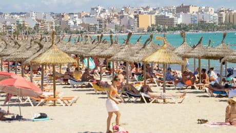 Rund um die Playa de Palma - Mallorca kassiert 1700 Strandliegen ein