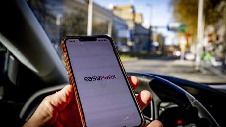 Consumentenbond raadt mensen aan om kritisch te zijn bij keuze parkeerapp: ’Ze kunnen duur uitpakken’