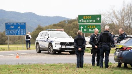 Mueren dos policías en un tiroteo en una localidad rural de Australia: operación especial para dar caza al sospechoso