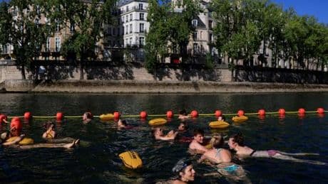 Baignade dans la Seine : près de 100 000 baigneurs, annonce Anne Hidalgo, qui prolonge l’ouverture