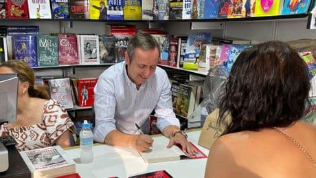 Carlos Cuesta y 'El Número 1' arrasan en la Feria del Libro: firmando hasta las 9 de la noche en un banco