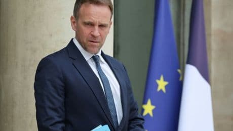 "Ce n'est pas la fin de l'histoire": Marc Ferracci appelle Bruxelles à prendre ses "responsabilités" pour améliorer l'accord avec Trump