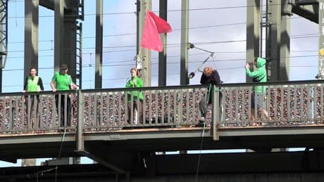 In Köln  - Klima-Chaoten stören Zugverkehr