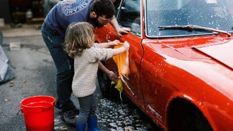 100.000 Euro Bußgeld drohen: Warum Sie Ihr Auto nur in der Waschanlage waschen sollten