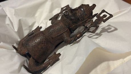 Benin Bronzen uit vitrines in Leiden gehaald voor terugreis naar Nigeria