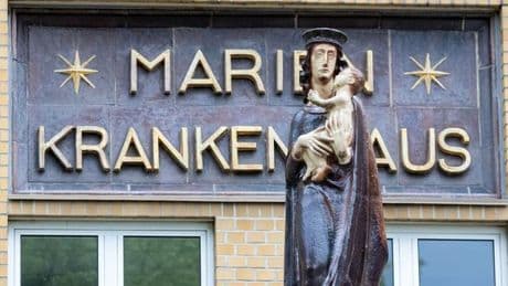 Verdacht auf Brandstiftung: Nach Brand in Klinik: Tatverdächtiger kommt vor Haftrichter
