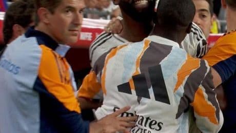 ¡Rüdiger montó en colera, le lanzó una botella al árbitro y tuvo que ser sujetado!