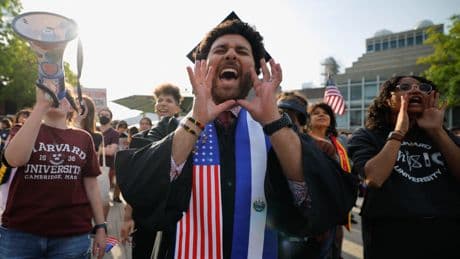 Alison Burroughs, la jueza objeto de la ira de Trump en cuyas manos está el futuro de Harvard