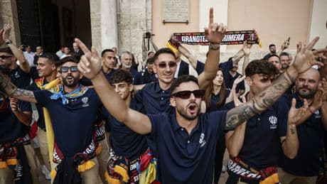 El Levante se echa a la calle para festejar que está en Primera: "Hemos venido a quedarnos"