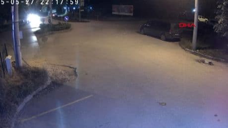 Kavşakta drift atan otomobil ağaca çarptı: 3 yaralı