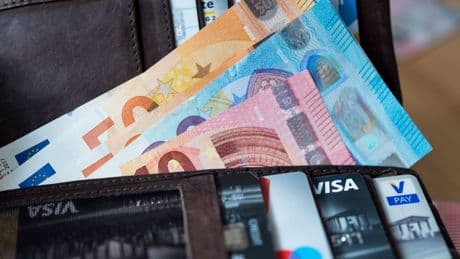 Bezahlen: Umfrage: Kartenzahlung übertrumpft Bargeld