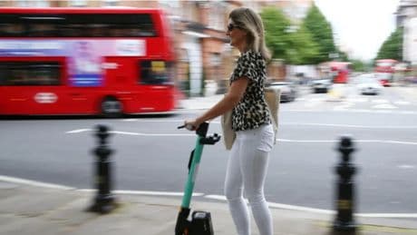 Monopattini elettrici, l’Europa frena: stretta su regole, velocità e sharing