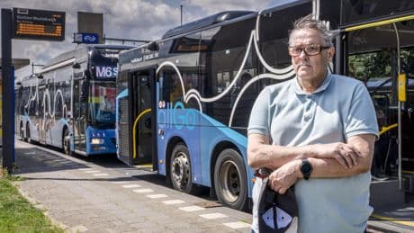 Ouderen maken zich ernstige zorgen over steeds onbereikbaardere bus en trein: ’Reizen met ov straks alleen voor rijken’