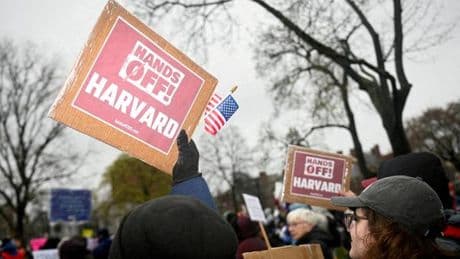 Der US-Überblick am Morgen: Keine neuen Harvard-Zuschüsse, 1.000 Dollar für "Selbstabschiebung"