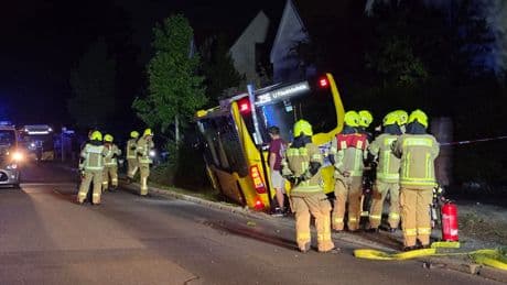 Schwerer Busunfall in Karlshorst - BVG-Bus rammt geparkte Autos, kracht in Vorgarten