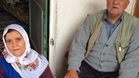Devrilen traktördeki yaşlı çift öldü